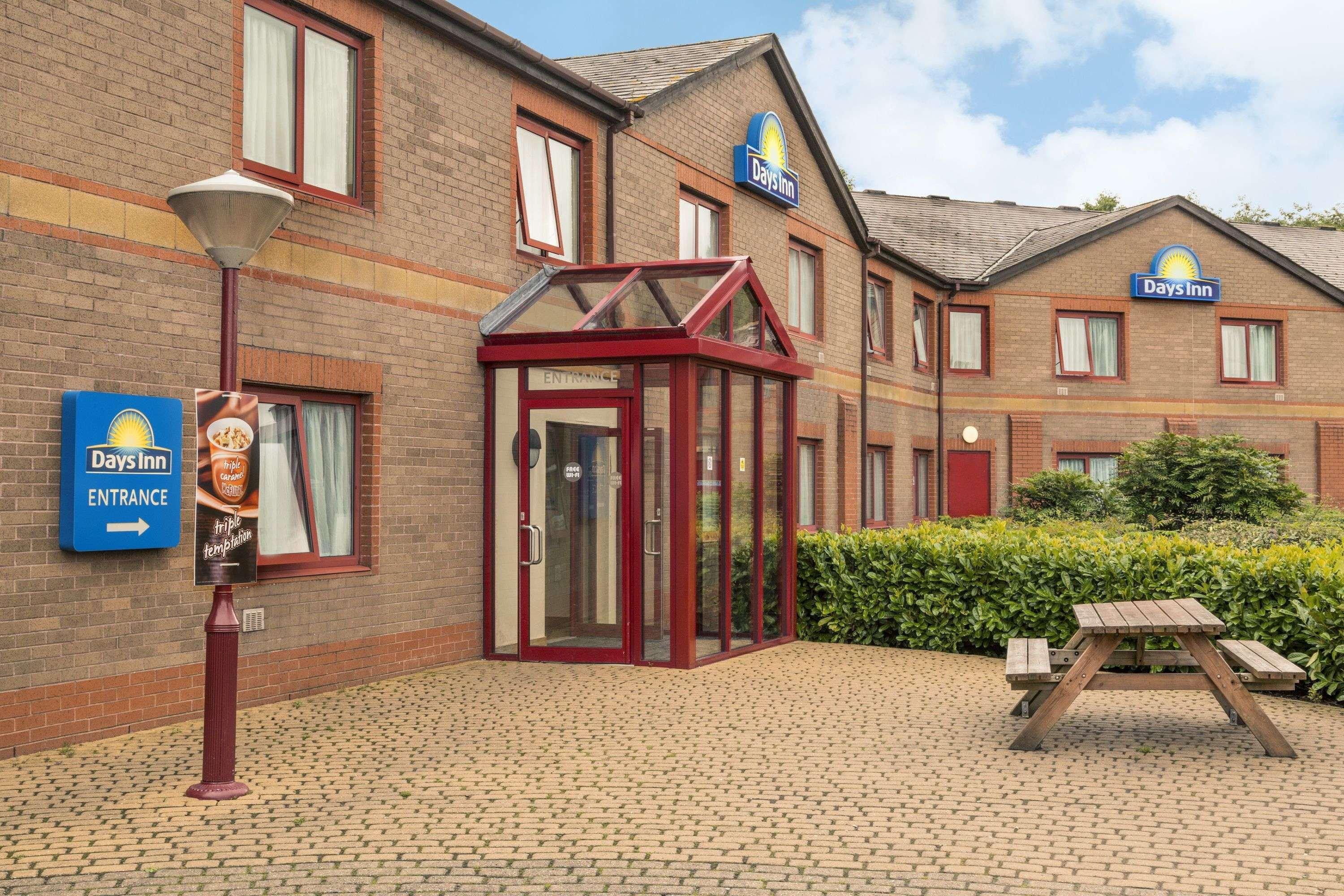 Days Inn Magor Exterior photo